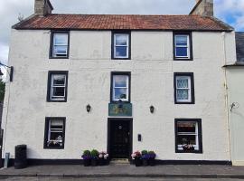 The Boar's Head，位于Auchtermuchty的酒店