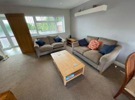 Coates Road-Spacious 4 bed home-near RD&E-parking，位于Countess Wear的酒店