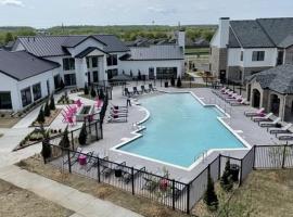 Landing at redbud ranch - 1 Bedroom in Broken Arrow，位于布罗肯阿罗的酒店