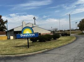 Days Inn & Suites by Wyndham Caseyville，位于Caseyville的酒店