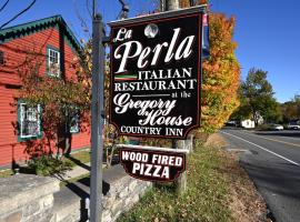 La Perla Restaurant & Country Inn，位于Averill Park的酒店