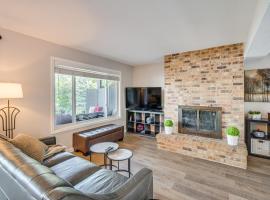 Riverfront Champlin Townhome with Deck and Water View!，位于Champlin的酒店