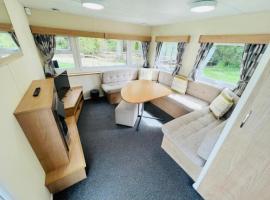 3 bedroom caravan 14 kingsgate，位于尚克林的度假园