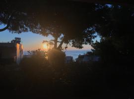 Modern Studio - Terrace & Seaview - Close to Beach，位于萨罗尼扎的酒店