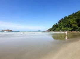 Casa com localização privilegiada, a 140 metros da praia Juquey