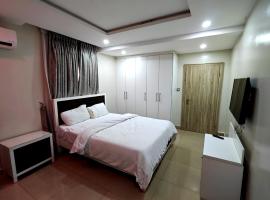 Lekki Luxury Suite with 24hrs Electricity, Security, Wifi, Washing machine, Fully Equipped kitchen，位于莱基的酒店