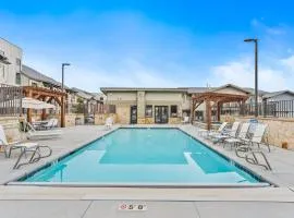 Heated Pool, Gourmet Kitchen, Pet Friendly, Gym, Walk to Canyons Village, 2 Private Patios