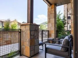 Newer Upscale Canyons Village Resort Condo, 5 min walk to Gondola, 2 Bedrooms Ensuite, Pet Friendly