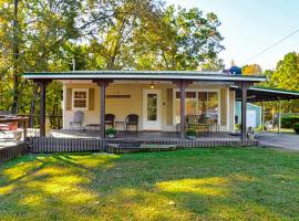1 Mi to Buchanan Resort Home with Deck and Yard!，位于Durham Subdivision的酒店