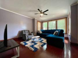 Cozy, Spacious Self-checkin Apartment in Chicago I Car Rental Available，位于芝加哥的酒店