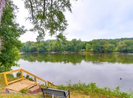 Peaceful Riverfront Retreat with Yoga and Art Studio!，位于Berryville的酒店