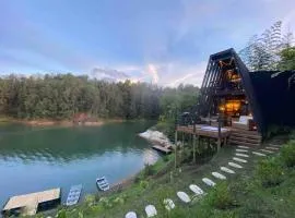 Stunning lakefront retreat, breathtaking views
