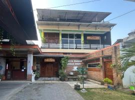 Joglo Dhepis Syariah Borobudur Magelang RedPartner，位于马格朗的酒店