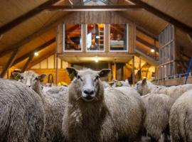 Unik fjøsleilighet，位于莱旺厄尔的酒店