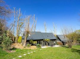 White Hill Lodge - rustic cabin set in a stunning meadow，位于塞文欧克斯的酒店