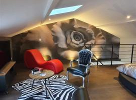 Love room avec spa privatif，位于Ruelle-sur-Touvre的Spa酒店