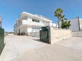 Appartamento La Torre Fronte mare Primo Piano Puglia On line，位于托雷莫泽的酒店