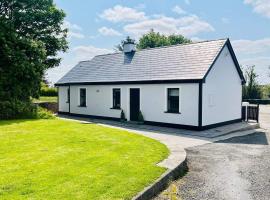 Rose Cottage in Ennistymon - Near Cliffs of Moher，位于恩尼斯泰蒙的酒店