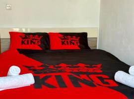 KING Double Bedroom with Private bathroom with Shared Apartment next to bus stop! Best for tourists!，位于Misraħ Il-Barrieri的酒店