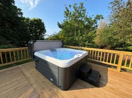 South Lodge with Hot Tub，位于邓巴的木屋