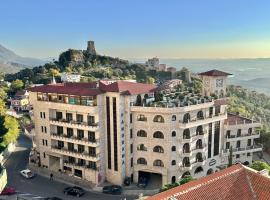 Hotel PANORAMA Kruje view on the castle and the old town，位于克鲁亚的酒店