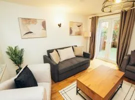 Group & Family Stays, City Centre 5 min, Self Check-In, Smart TV, Wifi & Free Parking x 2