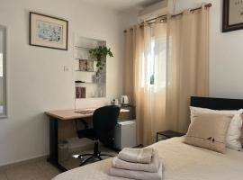 A cozy room economy class in the central thriving area next to Shiba & Bar Ilan，位于拉马特甘的酒店