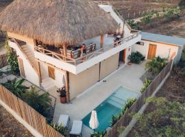 Casa Nuez- Villa with AC, Pool and Magical Sunset Views，位于Malucano的酒店