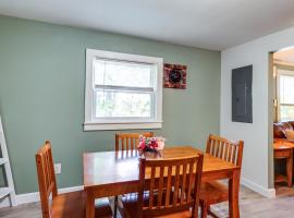 Charming Watkins Glen Home with Yard!，位于沃特金斯格伦的酒店