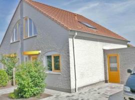 Bungalow in Breskens near Beach & Pool，位于布雷斯肯斯的酒店