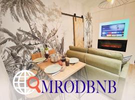 La Belle Mer by MRODBNB - Appart Neuf - Aperçu Mer - 25m Plage & Resto - Ciné - Cheminée - Popcorn，位于康卡勒的酒店