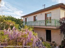 Gîte spacieux avec terrasse, cheminée, wifi et parking à Roanne - FR-1-496-337，位于罗阿纳的酒店