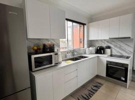 Alison's central apartment，位于Cabramatta的酒店