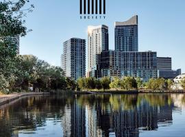 Lakeside Luxe, Free parking, AIS, Spa, Gym, Sauna and Pool，位于贝尔康嫩的带按摩浴缸的酒店