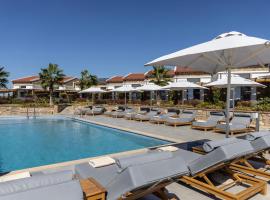 Akrolithos Luxury Suites & Spa，位于弗洛伊塔的带按摩浴缸的酒店
