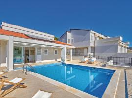 Holiday Home Primosten-Dolac With Outdoor Pool，位于波德格雷本的酒店