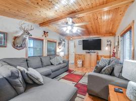 Walk to Lake Dover Cabin with Views and Porch，位于Durham Subdivision的酒店