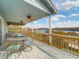 Fire Pit and Stunning Views Lake Eufaula Retreat!，位于Texanna的酒店