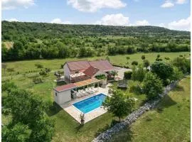 Cozy Home In Vojnic Sinjski With Sauna