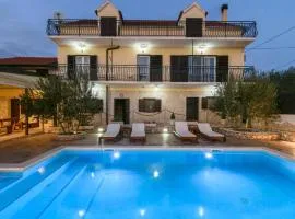 尤尼思科五卧室度假屋 - 带壁炉 