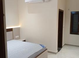 Hotel Jaipur In, Jatipura Parikrama Marg Near Mukharvind Temple，位于Govardhan的酒店