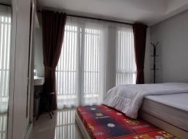 Apt Breeze Bintaro 1BR with Pool, Wi-Fi and Netflix，位于Pondoklang的酒店