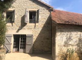 Charmante Ferme Rénovée Piscine，位于Caylus的酒店