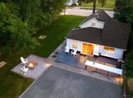 Hometown Haven- 3 bedroom, Large Yard, Firepit