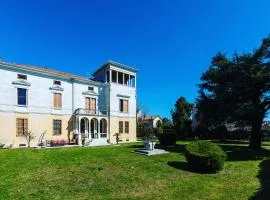 Villa Liberty Venezia -Jacuzzi, gardens, parking - Dimora Storica a soli 20km da Venezia