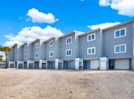 Beach Point Villas Unit E，位于泰比岛的酒店