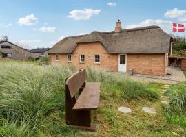 4 Bedroom Amazing Home In Ringkøbing，位于灵克宾的酒店