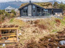 4 Bedroom Nice Home In Tustna，位于Leira的酒店