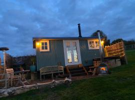 Valley View, luxurious sunrise & sunset Shepherds Hut with wood burning stove & Hot Tub, Elham Valley, Kent，位于Elham的农家乐