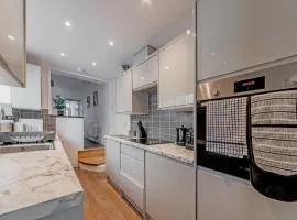 Modern 2 bed 2 Bath House in Sittingbourne by Splendid Stays